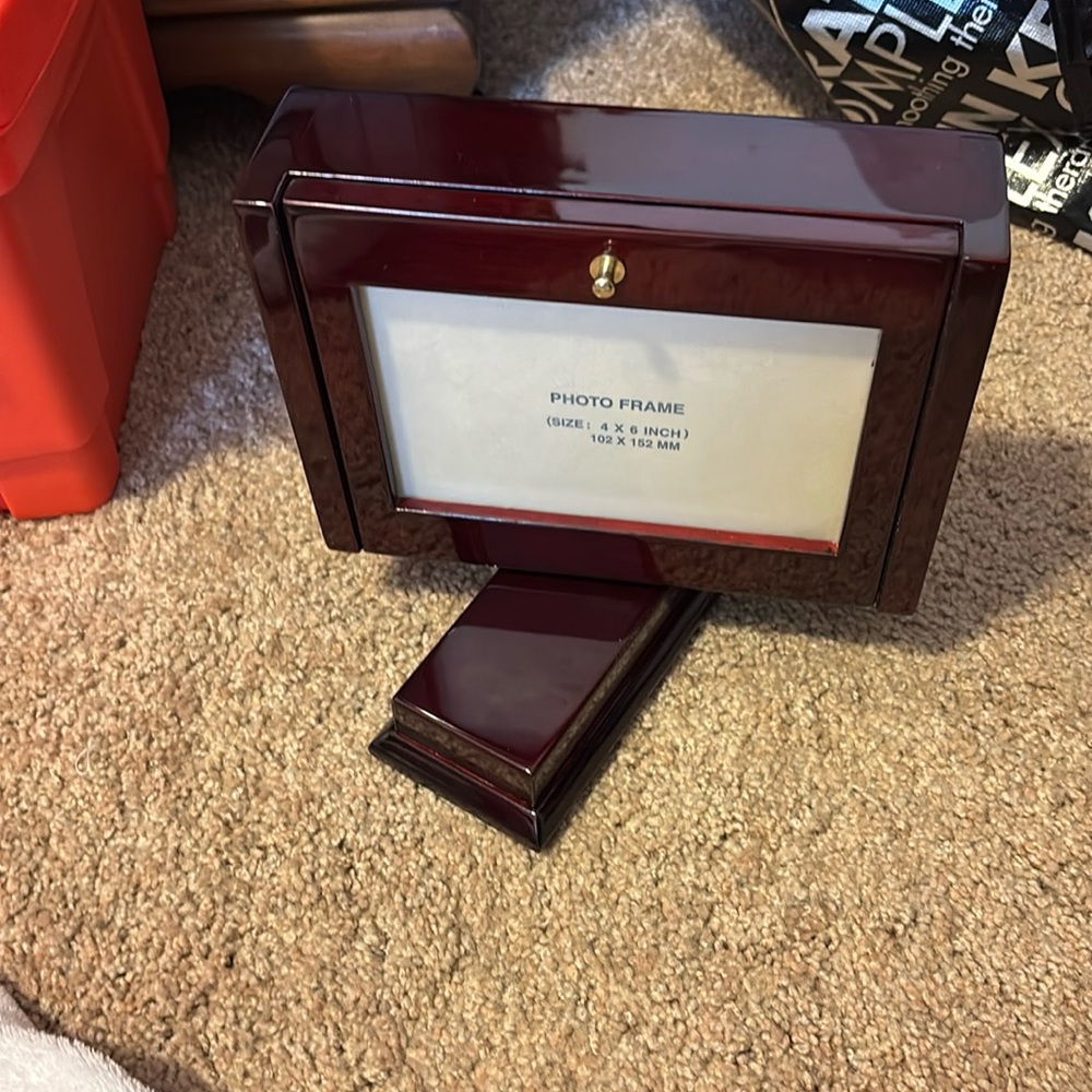 Beautiful photo frame that scrolls picture video.